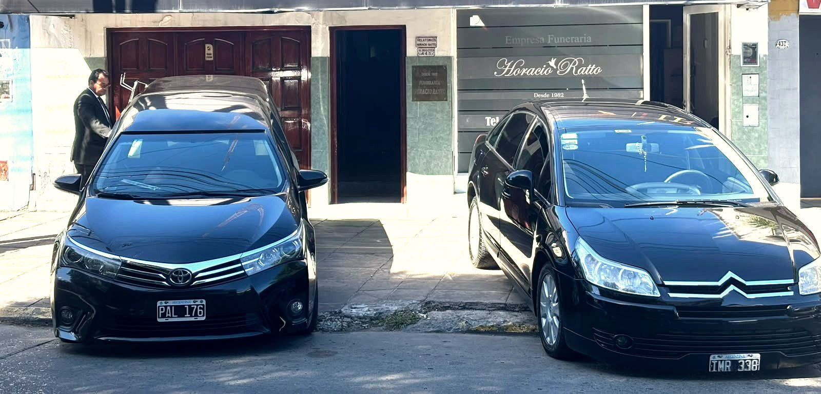 Coches en la puerta de la cochería