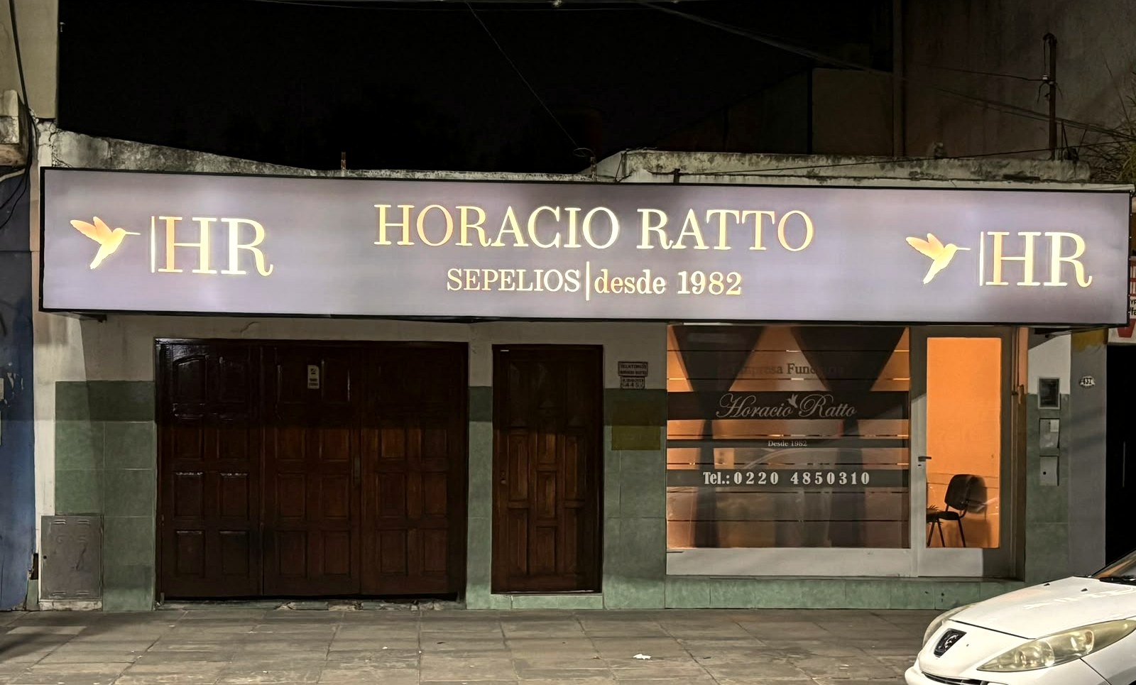 El frente de noche, con el cartel encendido